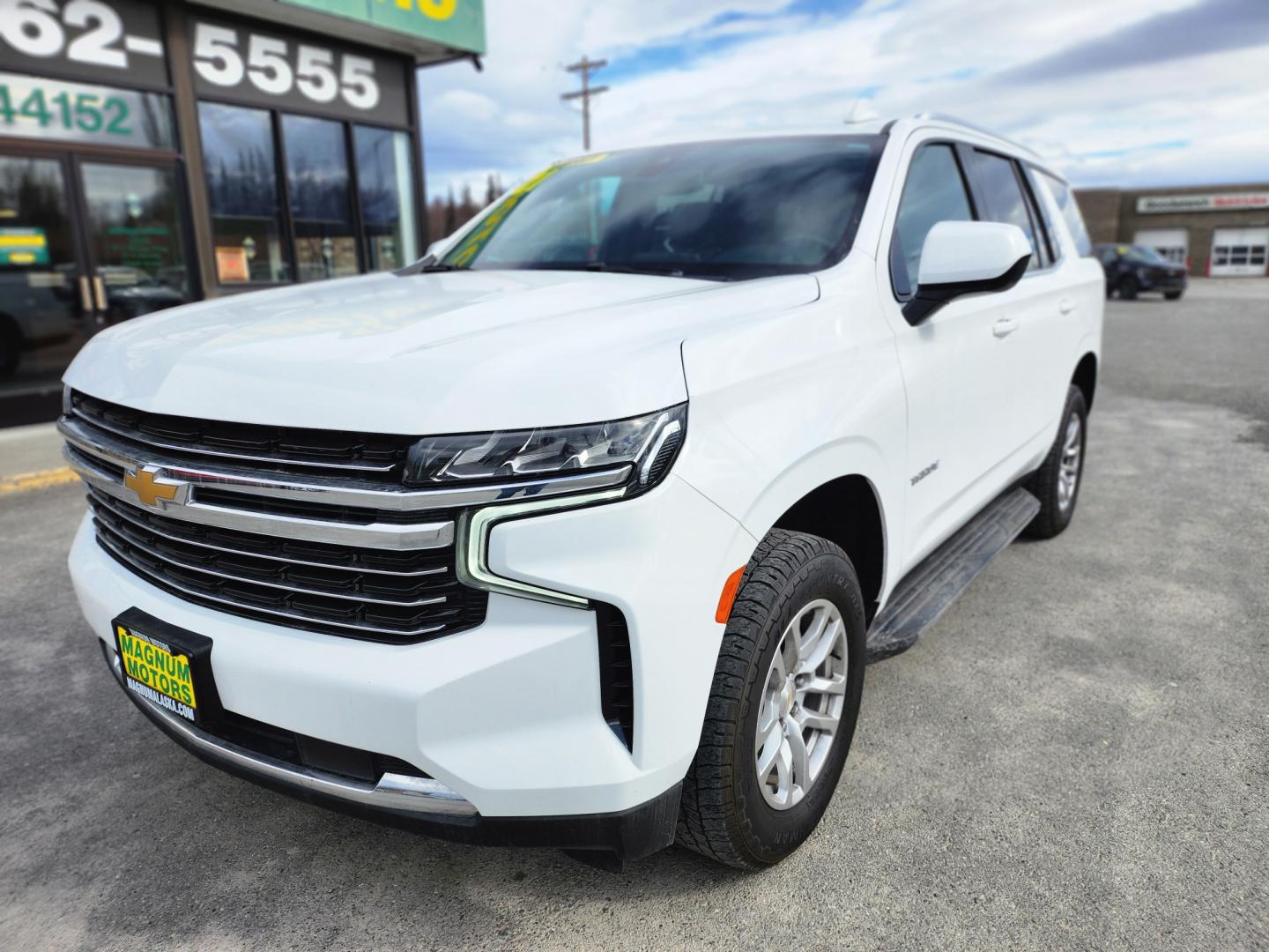 2021 WHITE /BLACK CHEVROLET TAHOE LT (1GNSKNKD5MR) with an 5.3L engine, Automatic transmission, located at 1960 Industrial Drive, Wasilla, 99654, (907) 274-2277, 61.573475, -149.400146 - Photo#2